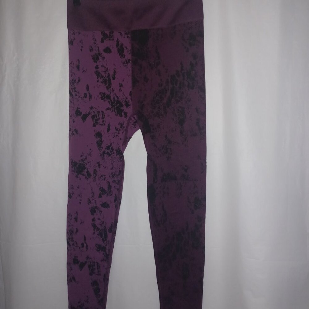 FABLETICS COURTNEY SEAMLESS LONG SLEEVE TOP & HIGH WAISTED SEAMLESS LEGGING SET - Picture 4 of 14